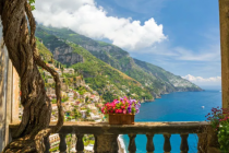 我们幸福地走在阳光路上